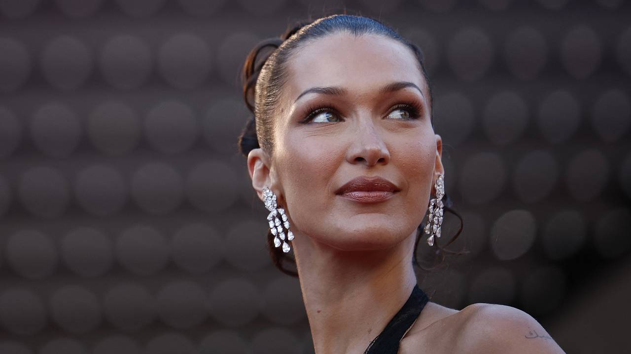 Белла Хадид расстегнула штаны на новых откровенных фото