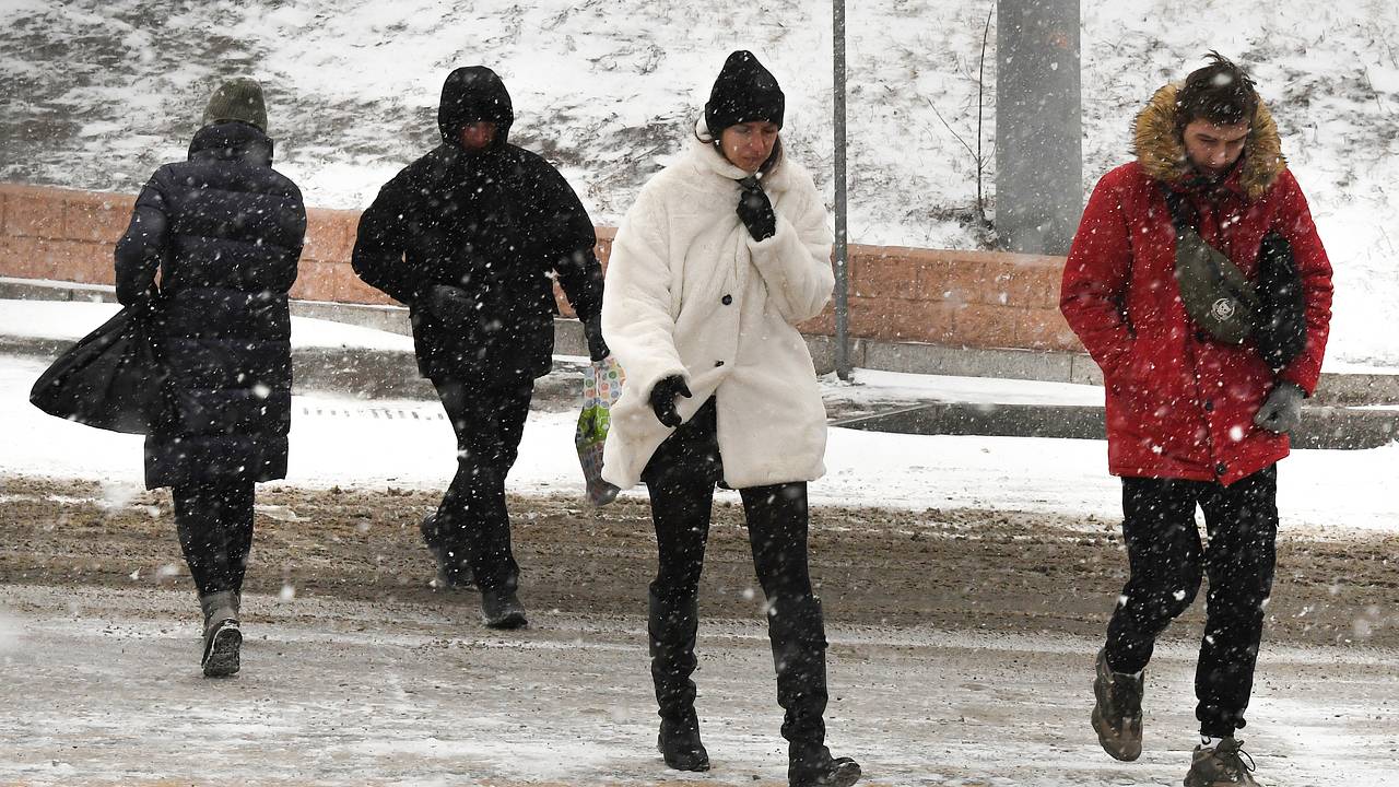 Десяток российских регионов предупредили об опасной погоде