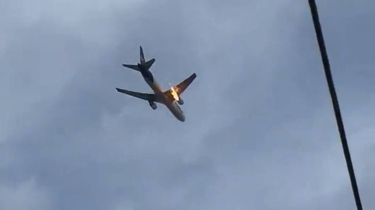 Самолет столкнулся с птицей во время взлета, загорелся и попал на видео