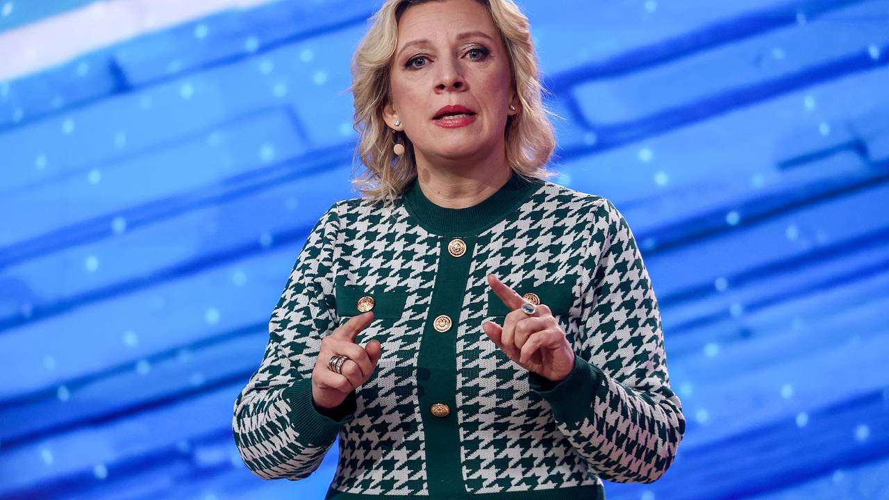 Захарова обратила внимание на подтирание зарубежными политиками фотографий с Зеленским