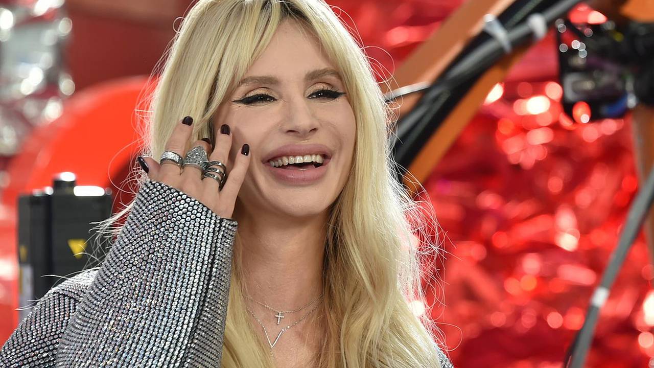 Светлана Лобода в боди вышла на сцену в Париже