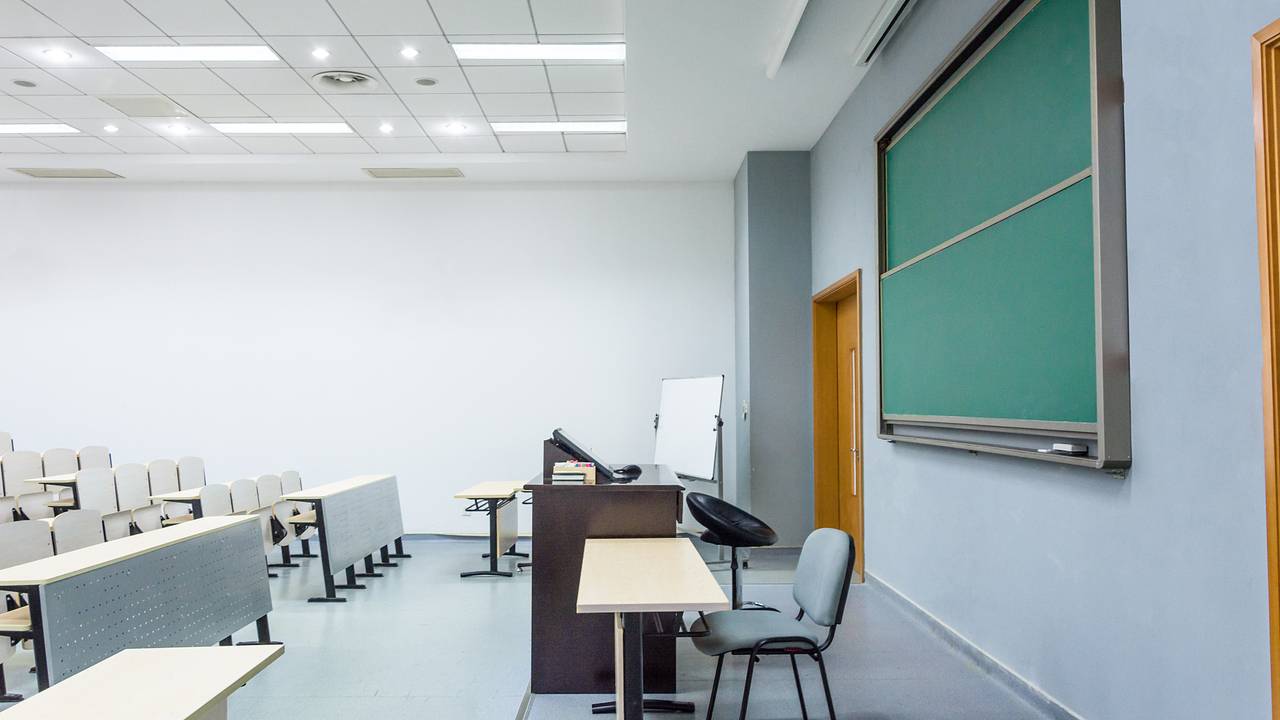 Женатого преподавателя уволили из университета после презентации о романе с аспиранткой