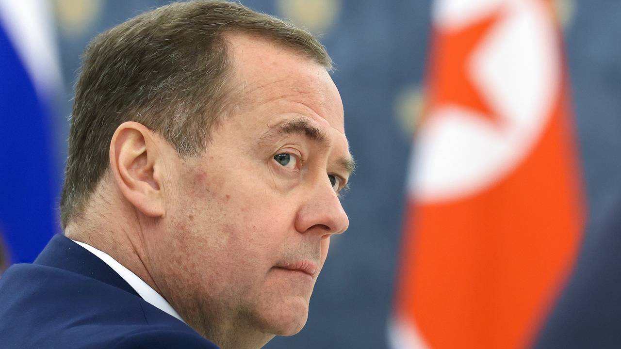 Медведев спрогнозировал исчезновение Макрона в мае 2027-го