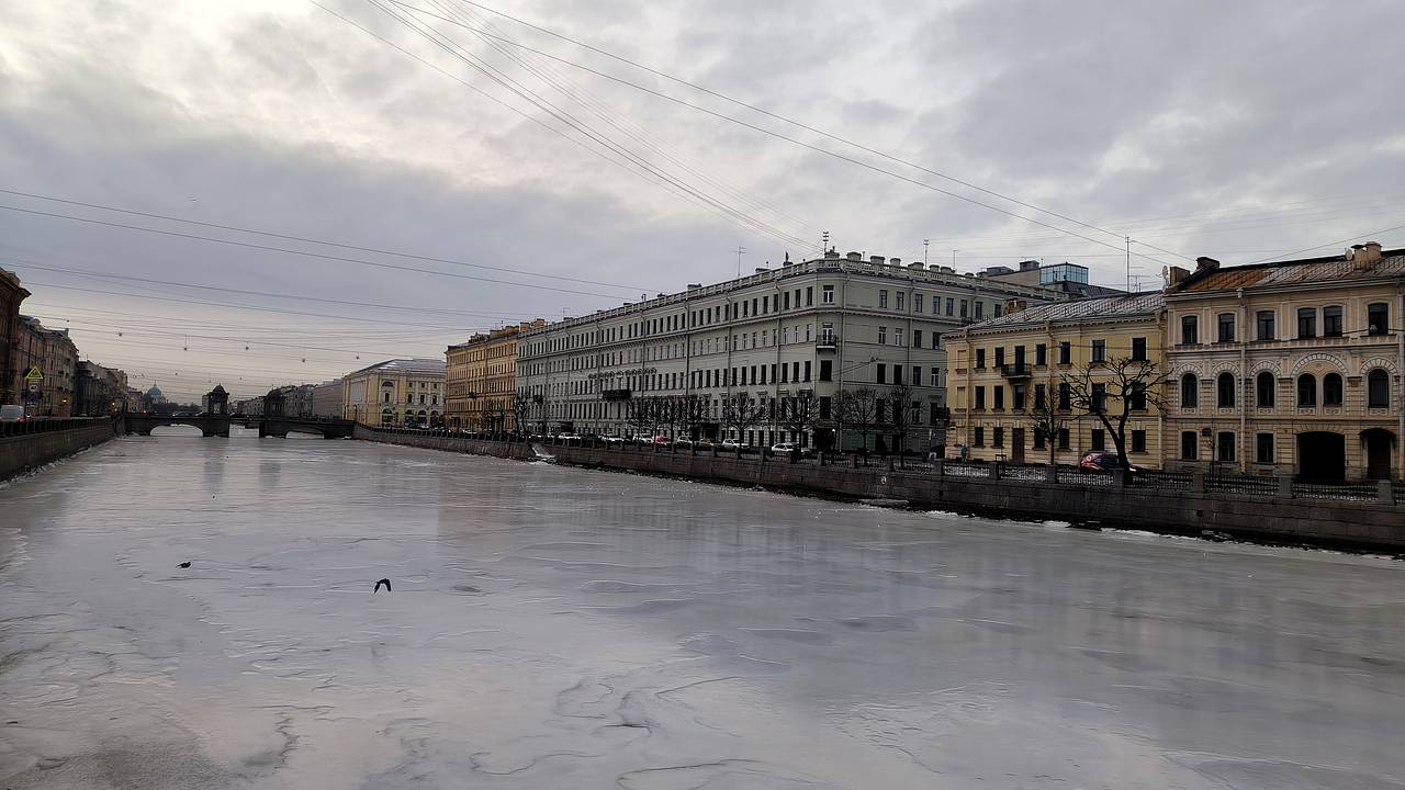 Россиянин чуть не утонул в ледяной реке в попытке достать свои наушники