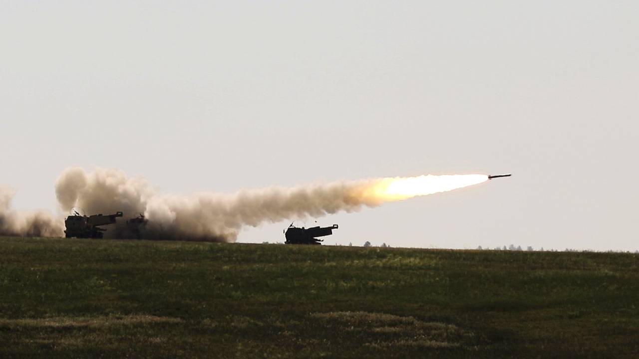 ВСУ ночью обстреляли Донецк и повредили жилые дома и машины