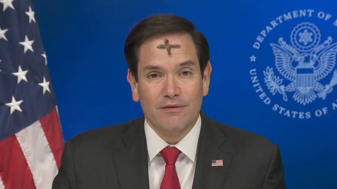 Госсекретарь США появился в эфире с пепельным крестом на лбу