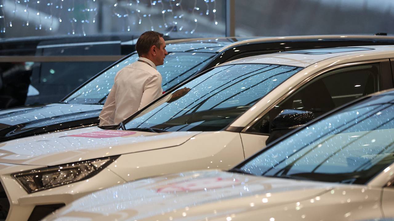 Продажи новых легковушек резко упали в феврале