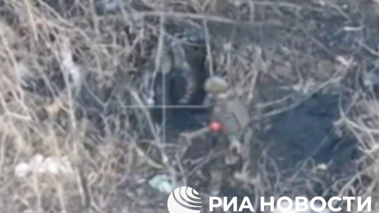 Опубликовано видео взятия в плен бойцов ВСУ в Курской области российскими военными