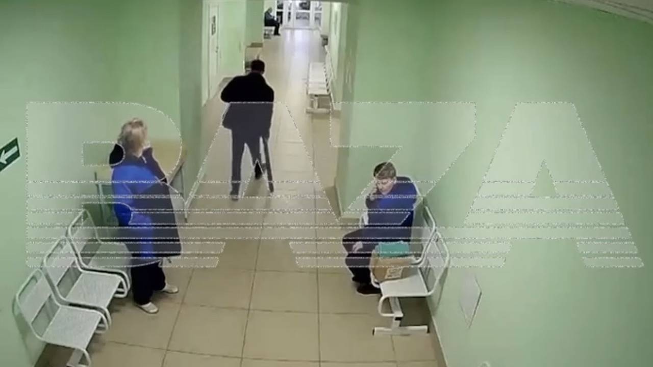 Россиянин пришел к врачу на прием и угрожал топором и битой за неправильное лечение