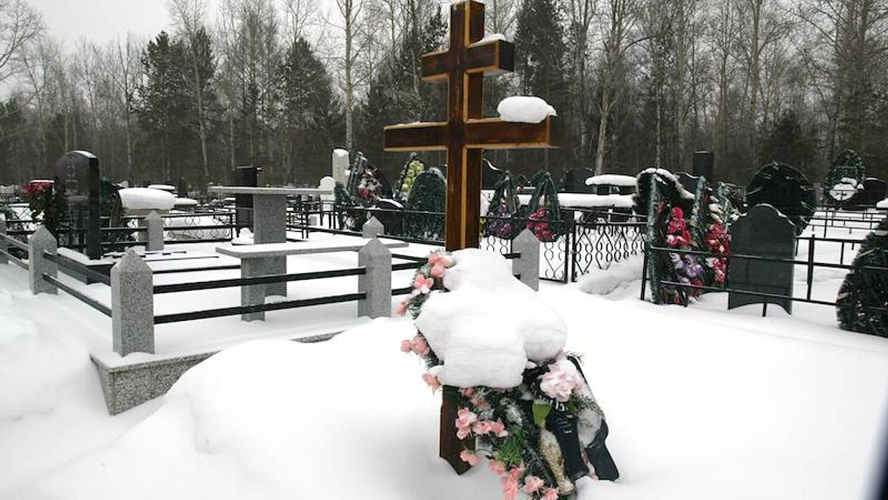 В России сожгли венки на могиле офицера СВО