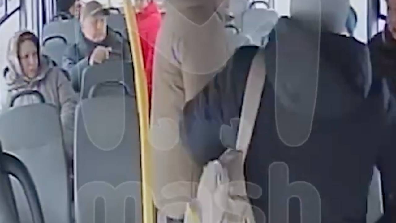 Панику в российском автобусе из-за действий одного пассажира сняли на видео