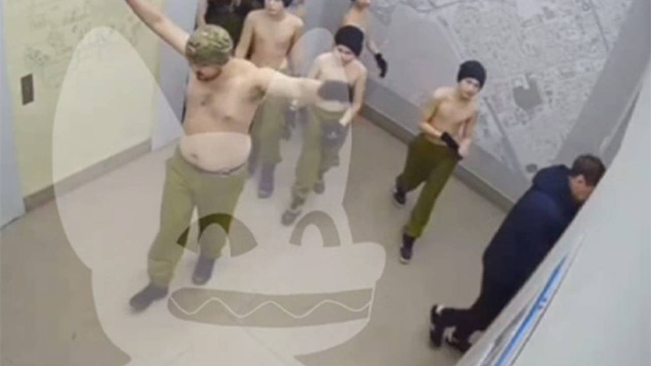 Полуголые подростки напугали жителей дома в российском городе и попали на видео