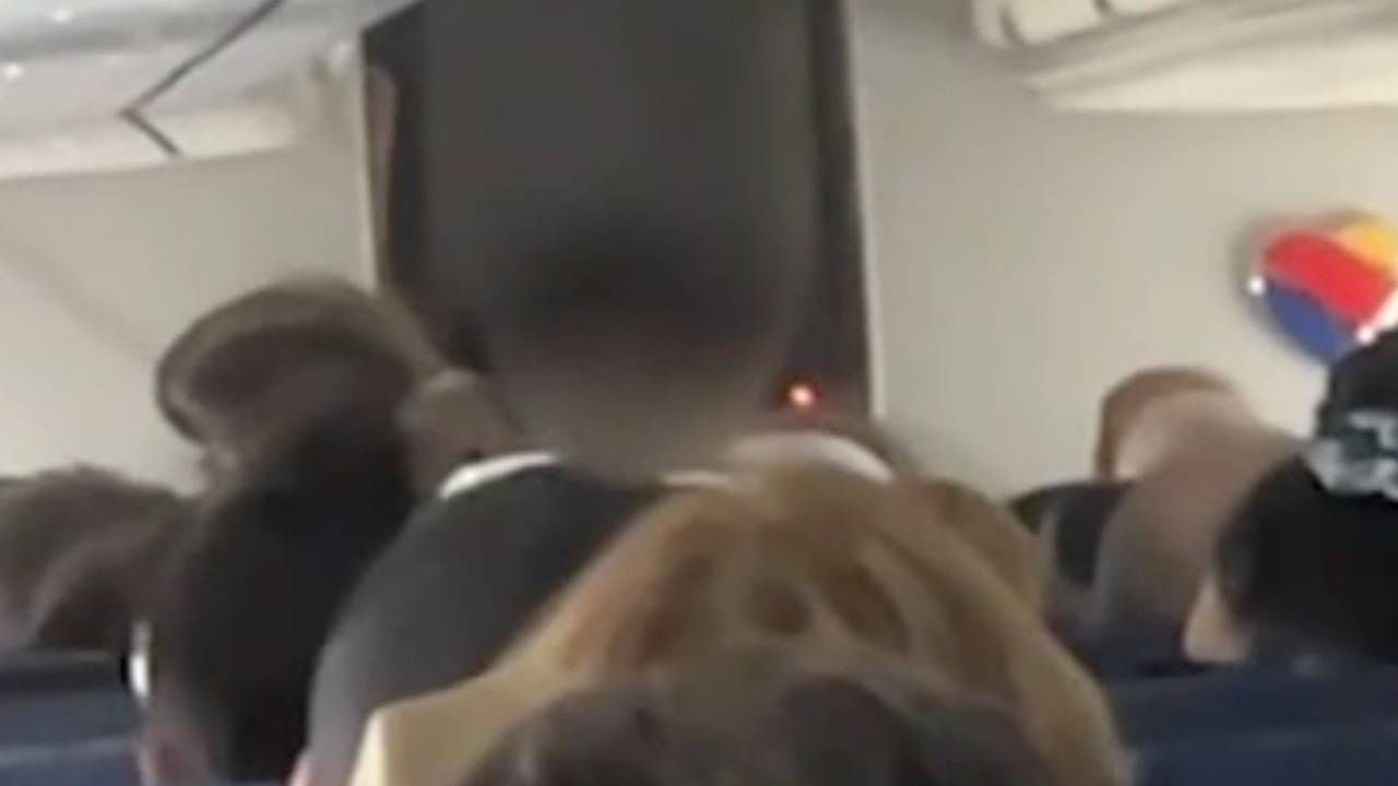 Пассажирка почти полчаса ходила топлес по проходу самолета и попала на видео