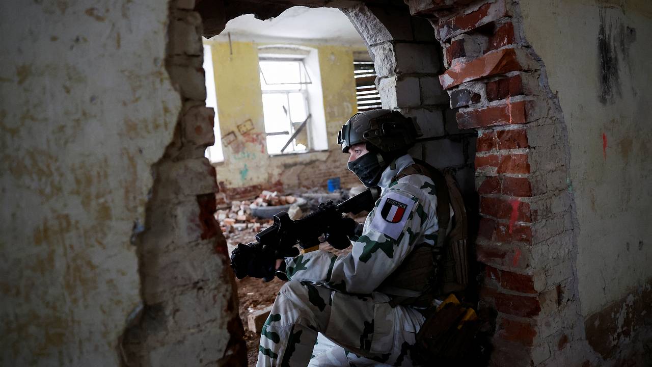 Песков рассказал о реакции России на возможное размещение французских войск на Украине