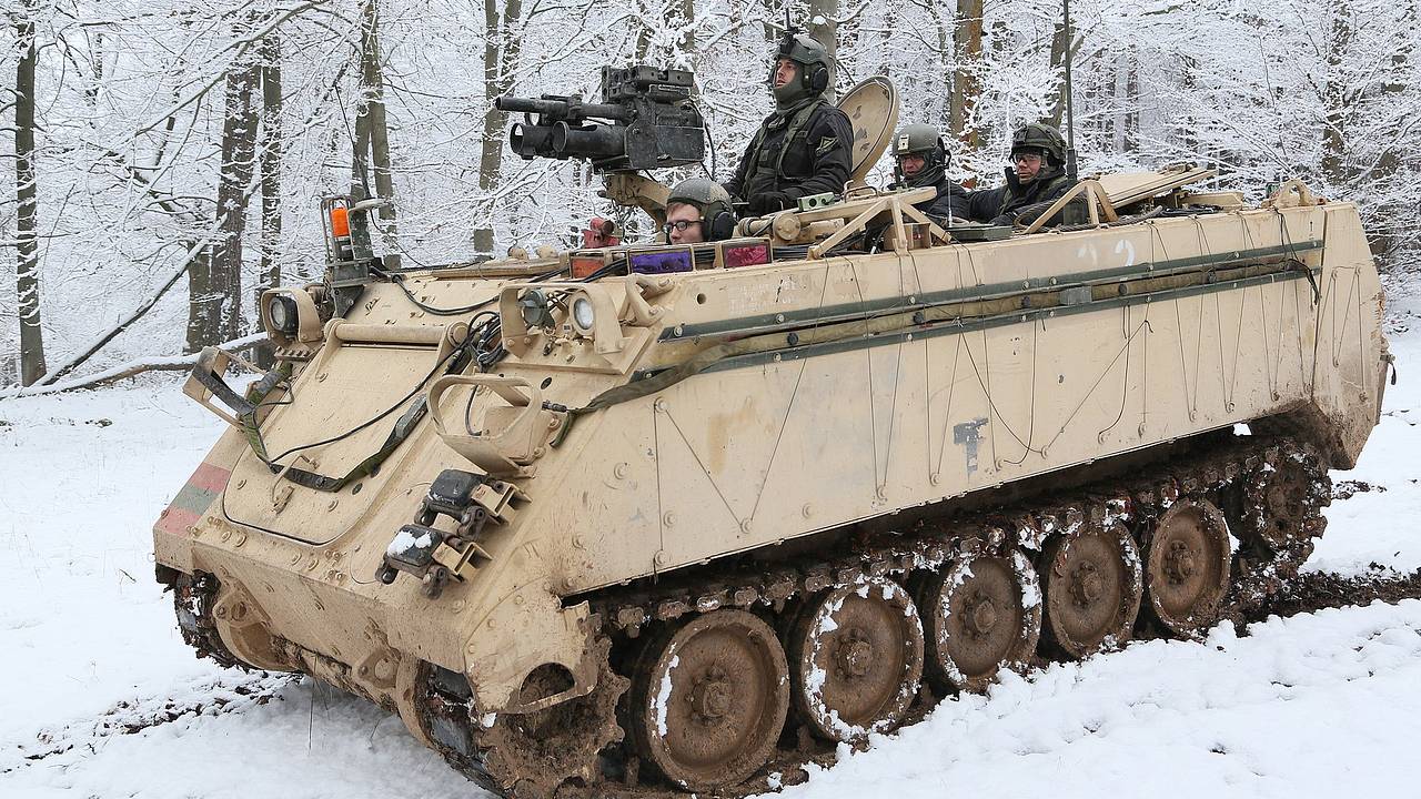 ВСУ прикрыли американский БТР бревнами и «раскладушкой»