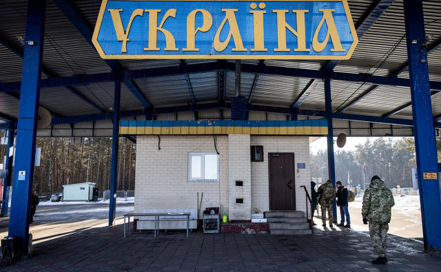 Власти Украины разрешили выезд за рубеж журналистам и артистам