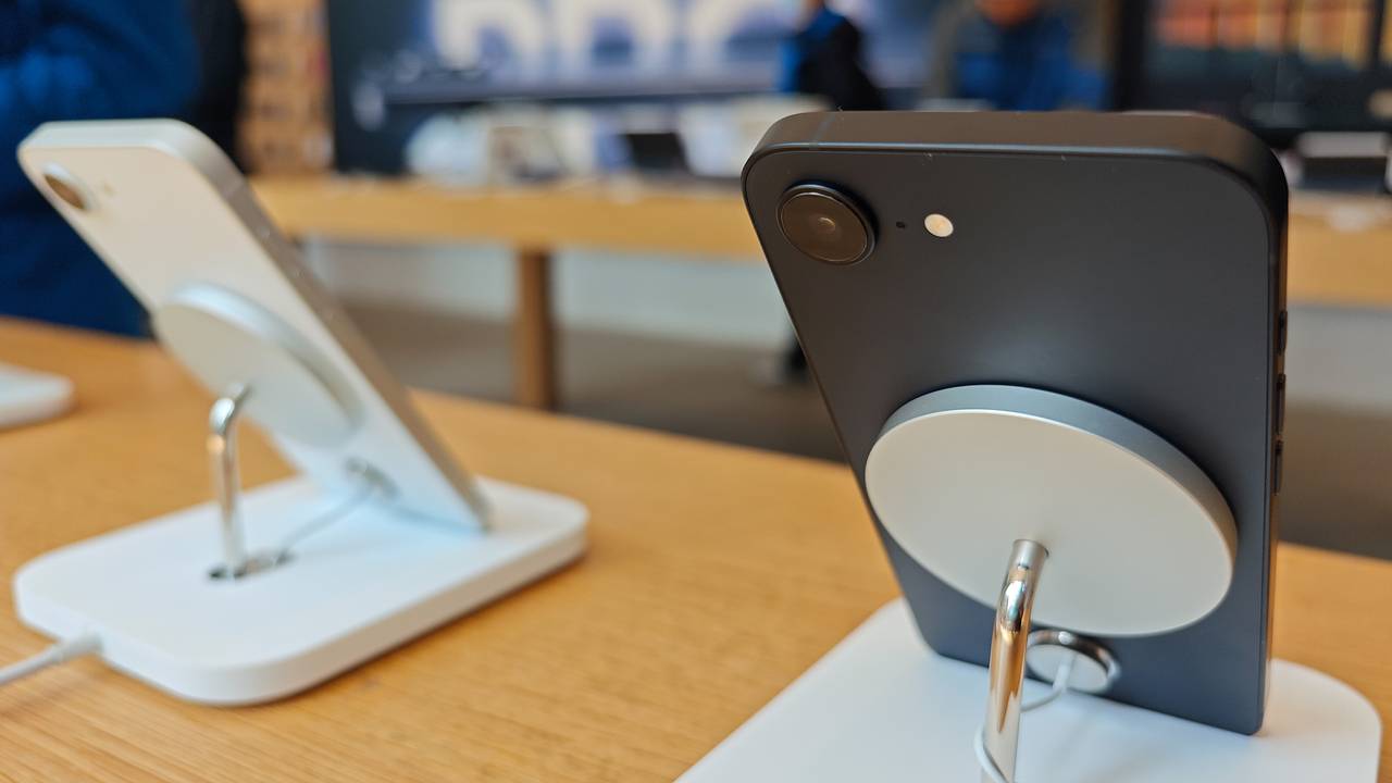 iPhone 16e подешевел