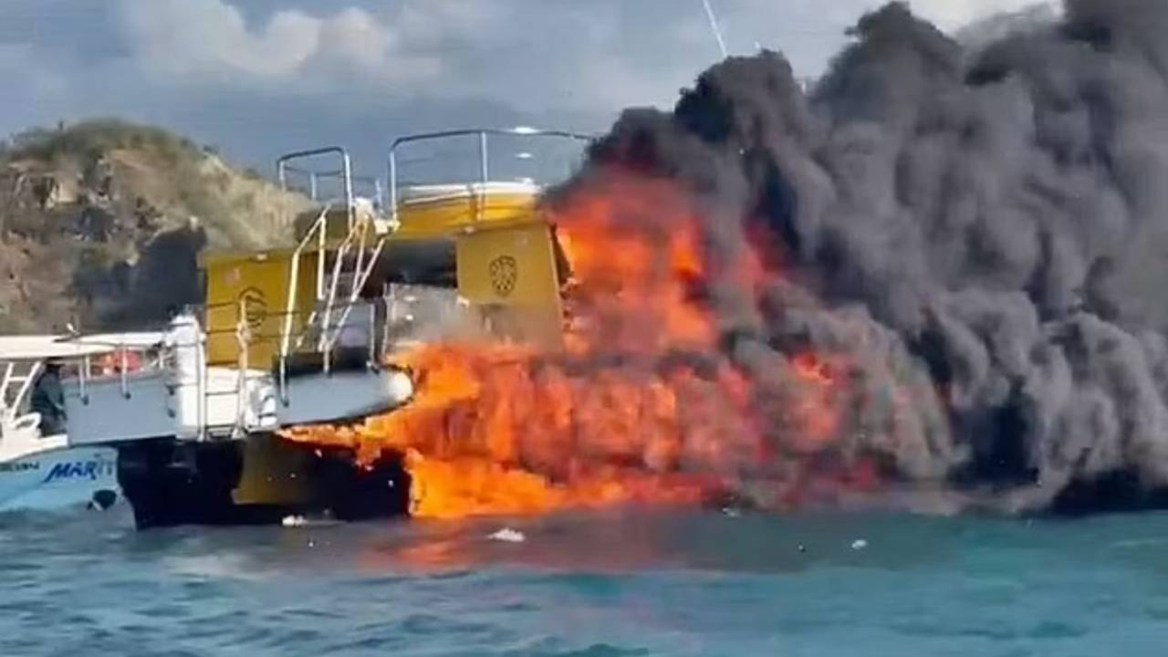 Испуганные туристы начали прыгать в море с охваченного огнем катамарана и попали на видео