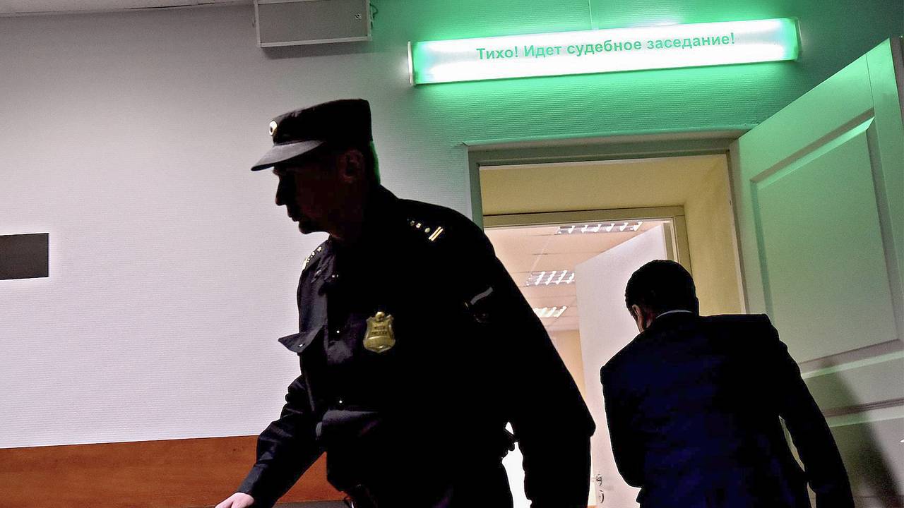 Закидавшего взрывными устройствами здание правительства российского региона отдали под суд
