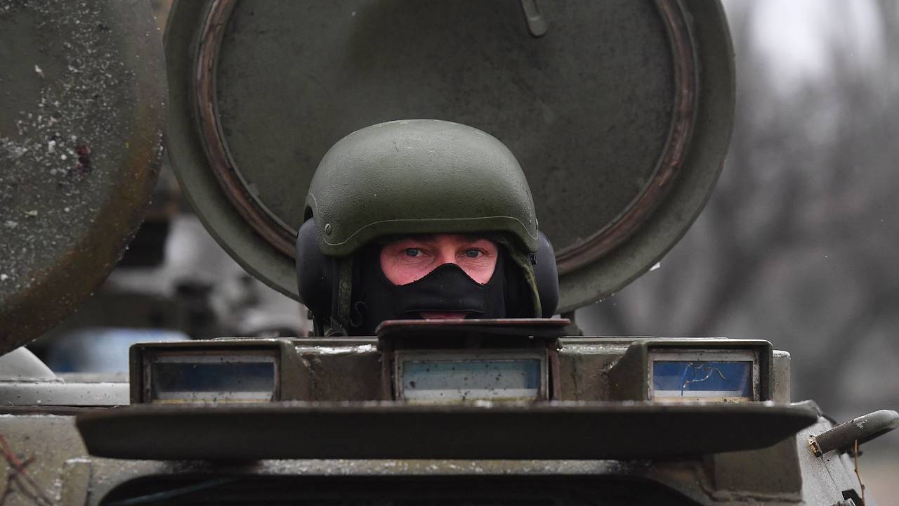 В зоне СВО заметили МТ-ЛБ с «резиновой» защитой
