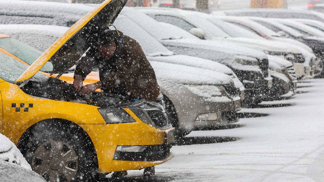 В России раскритиковали идею о парковках для такси во дворах