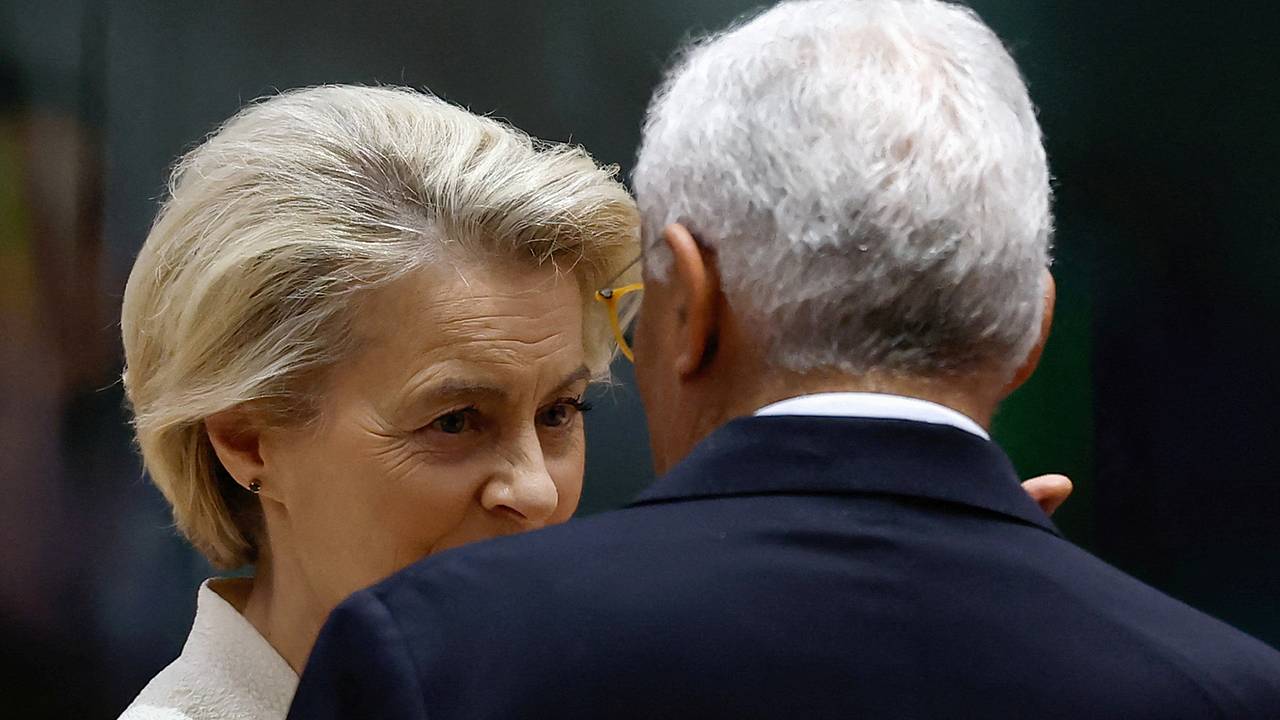 Главы Еврокомиссии и Евросовета побеседовали с прикрытыми ртами