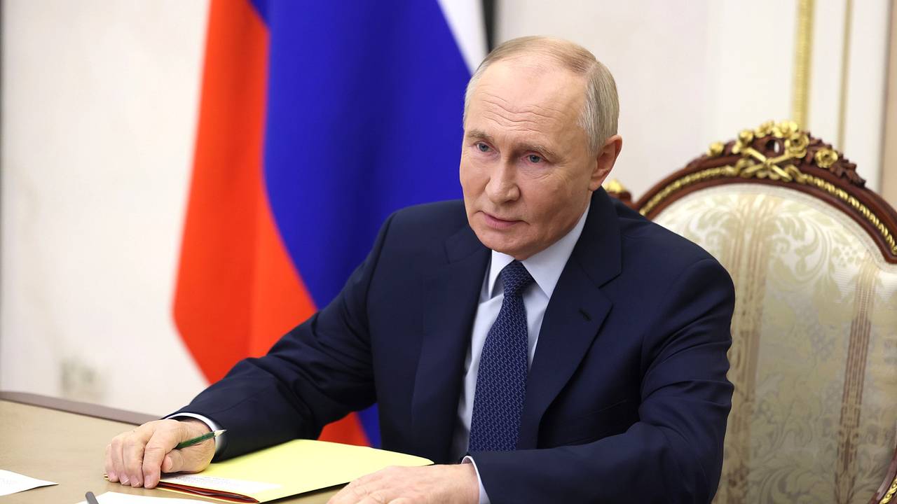 Путин поздравил россиянок с 8 Марта и поблагодарил участниц СВО