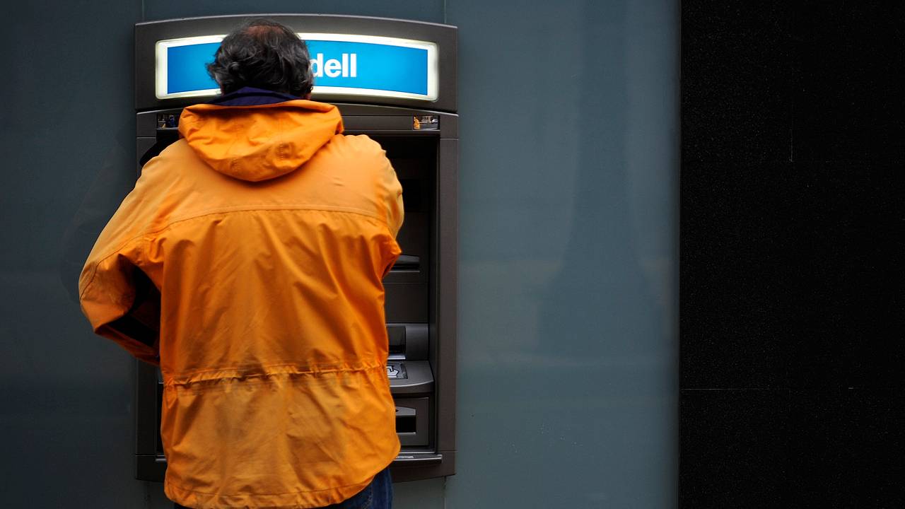 Тысячи людей в Европе остались без зарплаты из-за редкого сбоя