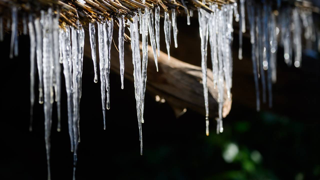 В российском курортном городе обнаружили огромные сосульки