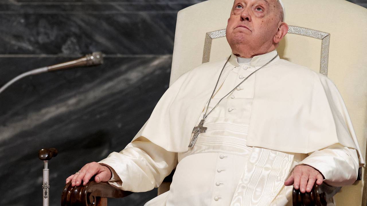 Папа Римский впервые обратился к верующим с момента госпитализации