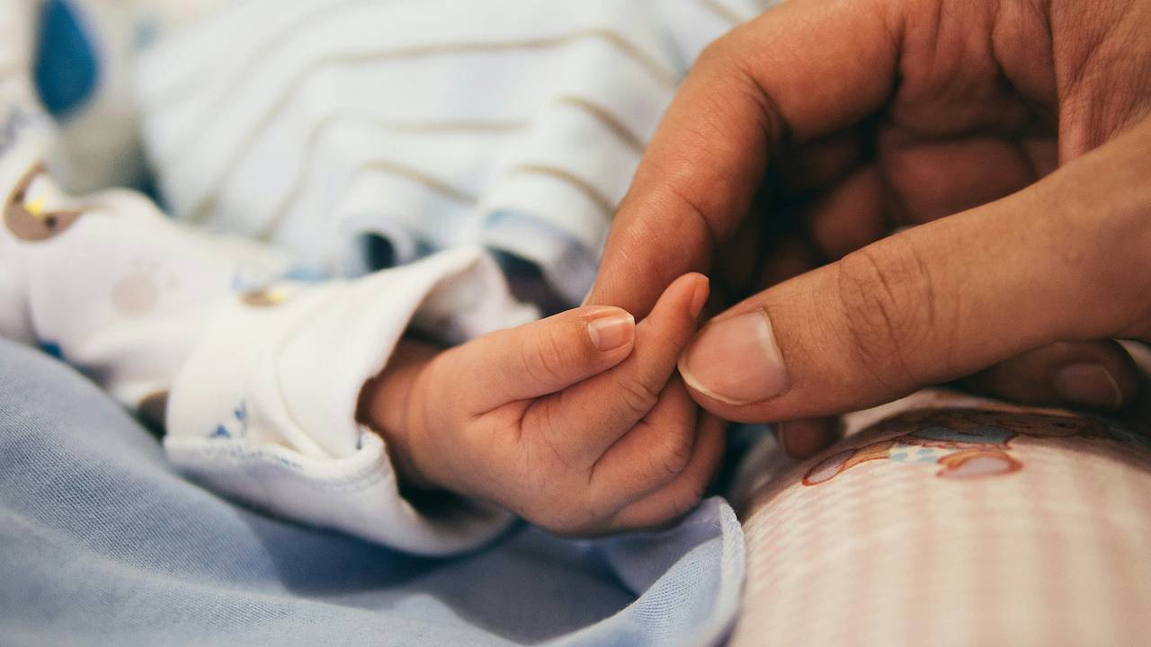 Невеста через день после свадьбы родила дочь не подозревавшему о беременности жениху