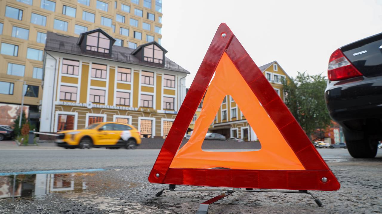 На российской трассе в легковушку улетели колеса грузовика