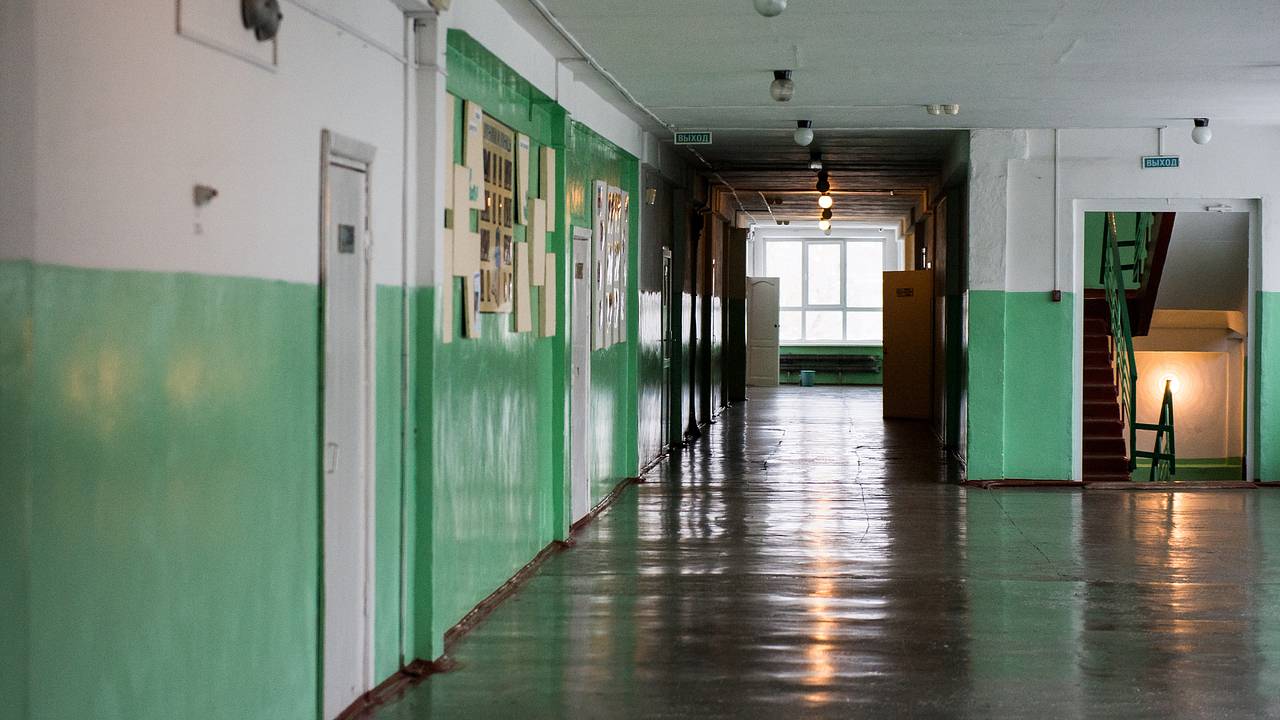 Российских подростков заставили извиняться за конфликт с учителем в школе