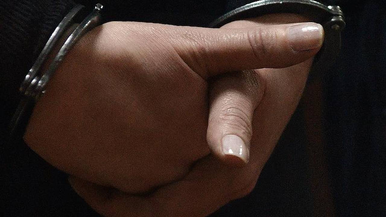 Россиянка захотела избавиться от приставаний мужа и расправилась с ним при помощи табурета