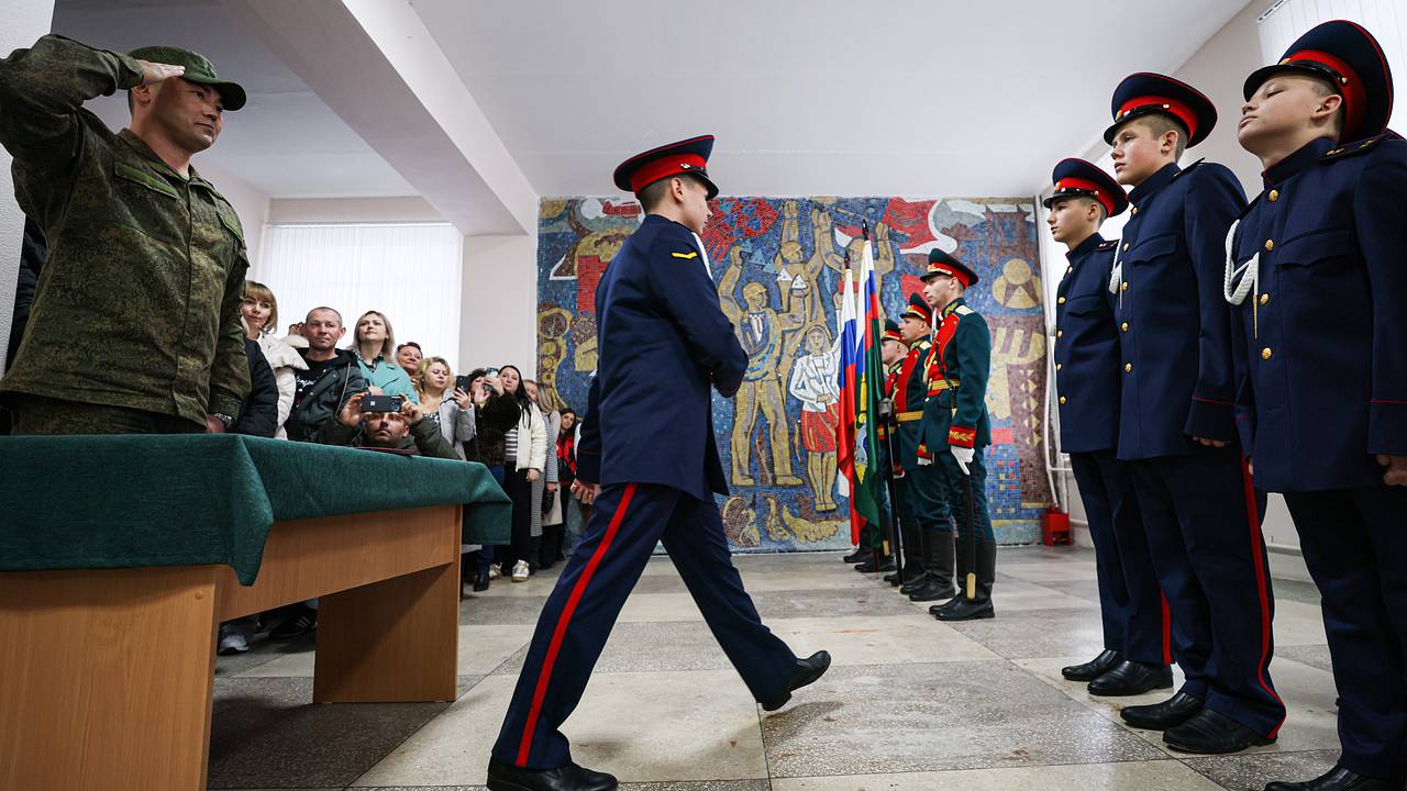 Директора российской кадетской школы заподозрили в превышении полномочий