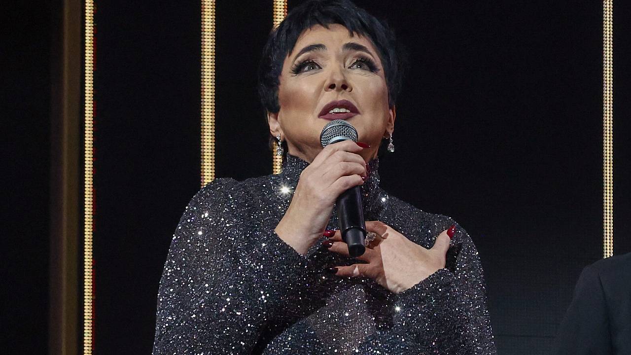 Лолита исполнила песню Пугачевой на вокзале