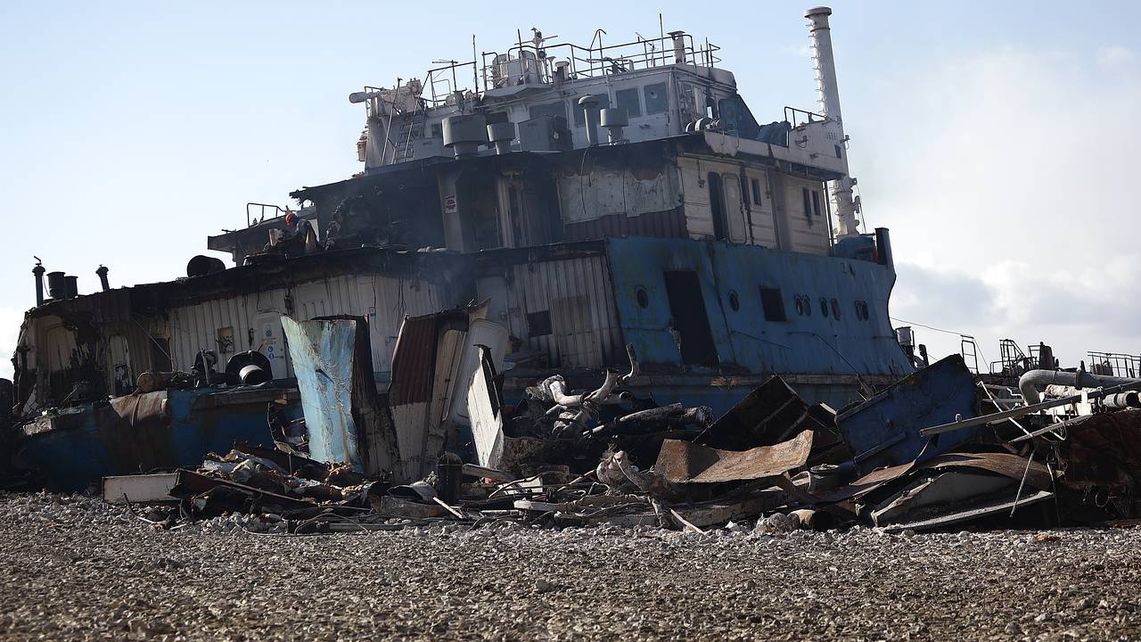 Демонтаж севшей на мель кормы «Волгонефть-239» завершили