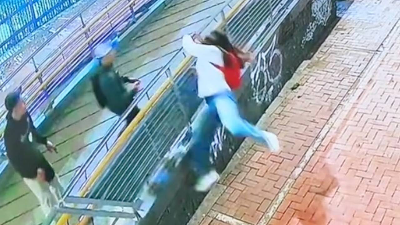 Девушка ловко спаслась от вооруженных грабителей и попала на видео