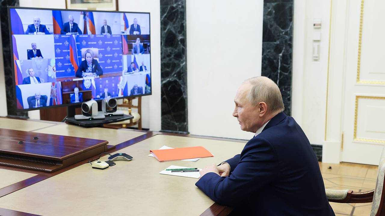 Путин провел оперативное совещание по внутренней стабильности России