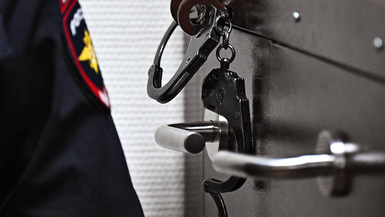 Российскую студентку обманули на 100 тысяч рублей и убедили поджечь ресторан
