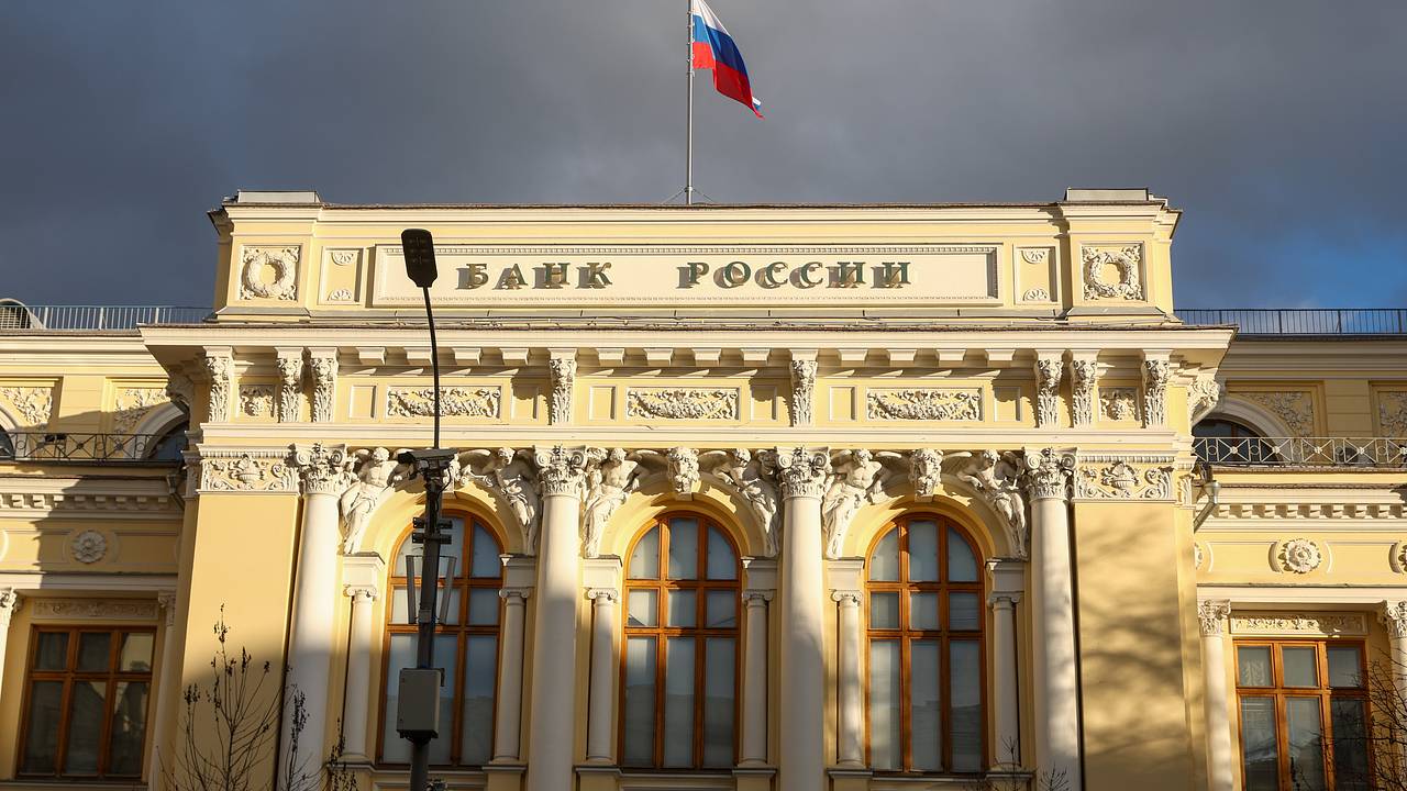 Банк России продлил ограничение на снятие валюты