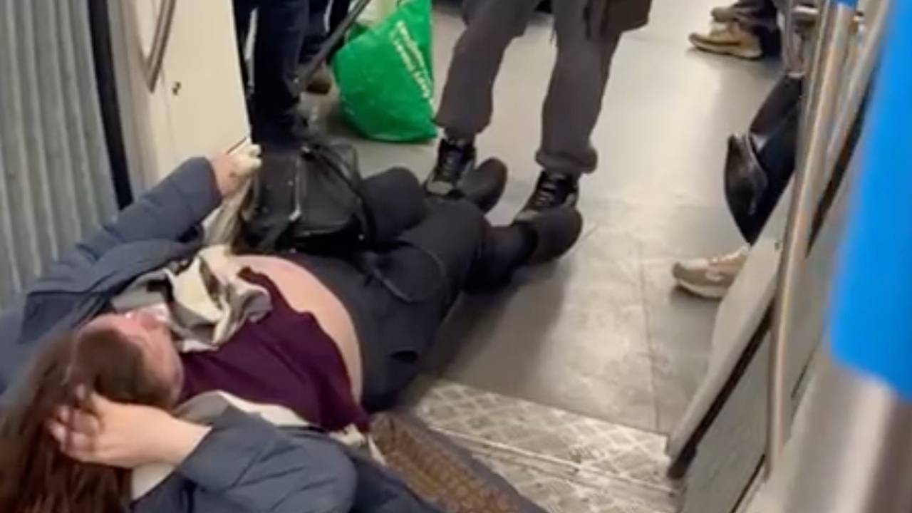 В московском метро пассажир сбил с ног женщину и попал на видео