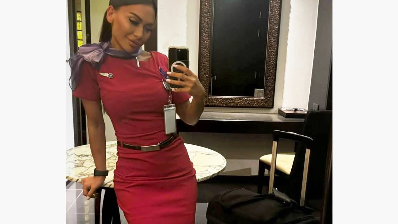 Стюардесса сделала фото в коротком платье и взбудоражила иностранцев