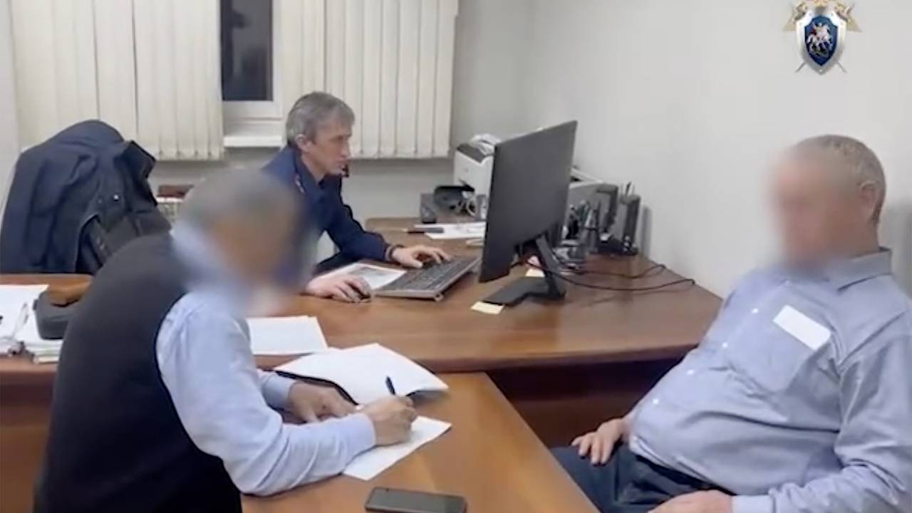 Сотрудник казначейства потребовал у главы российского села взятку за ремонт дороги