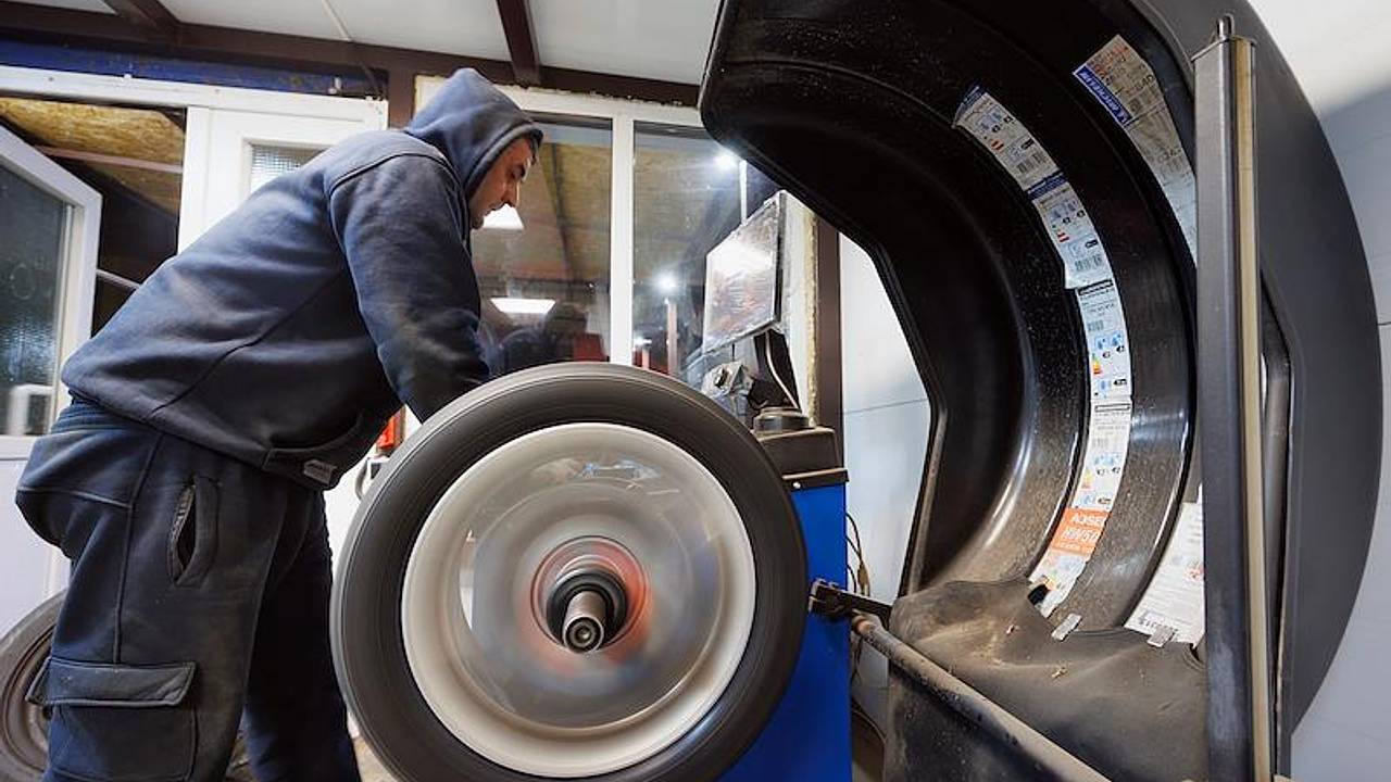 Автолюбителям назвали главный признак необходимости замены резины на летнюю