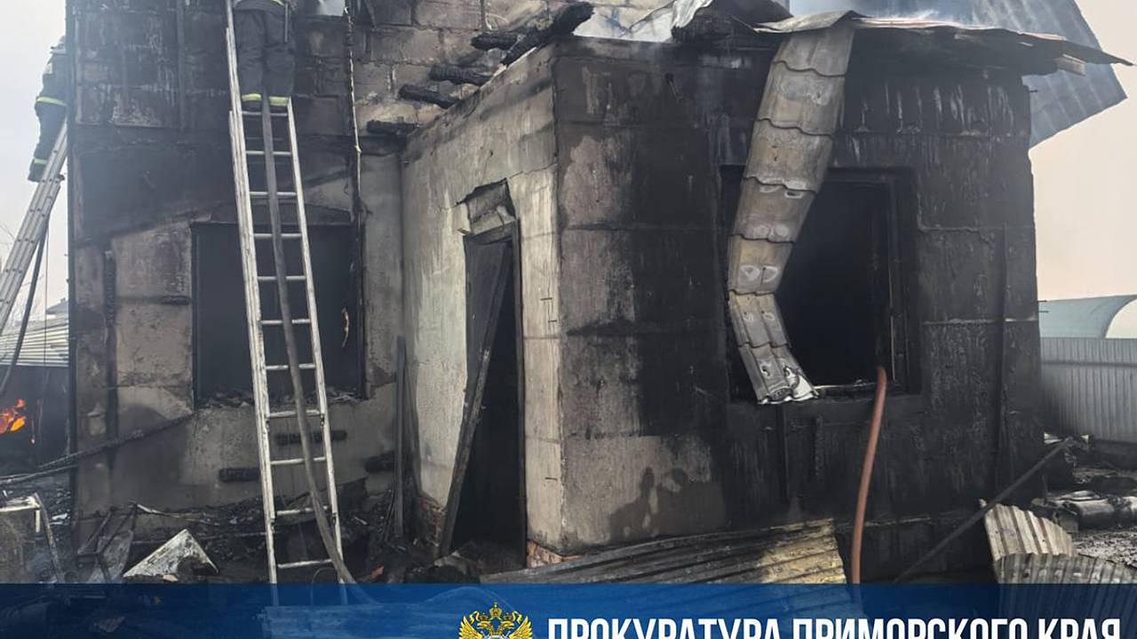 В российском регионе при пожаре погибли двое мужчин и пострадала девочка