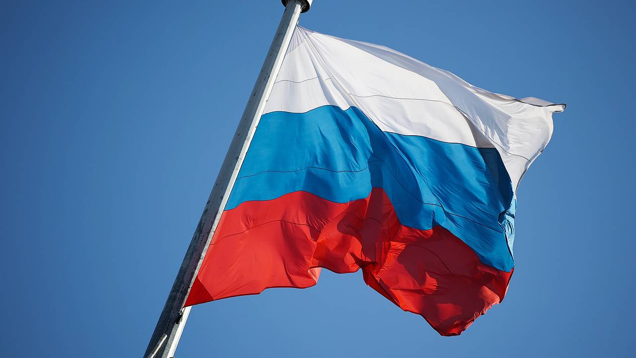 В Санкт-Петербурге устроили охоту на российский флаг