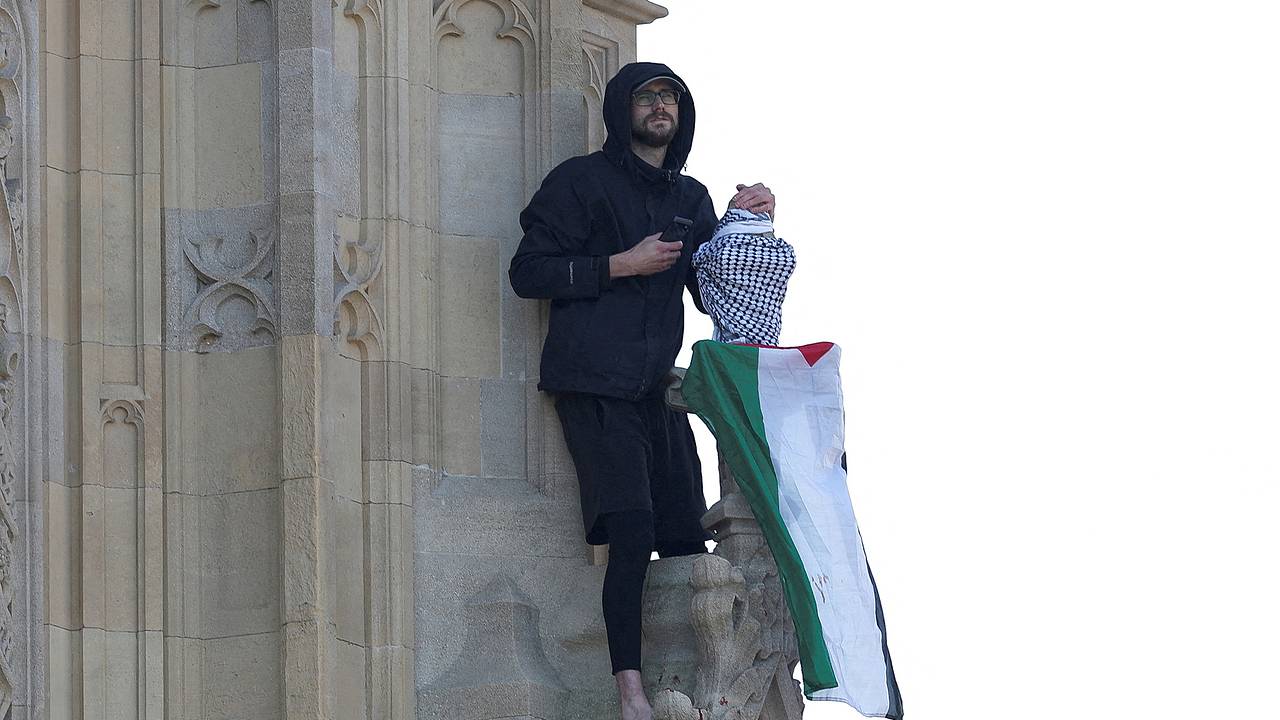 Активист с флагом Палестины забрался на Биг-Бен