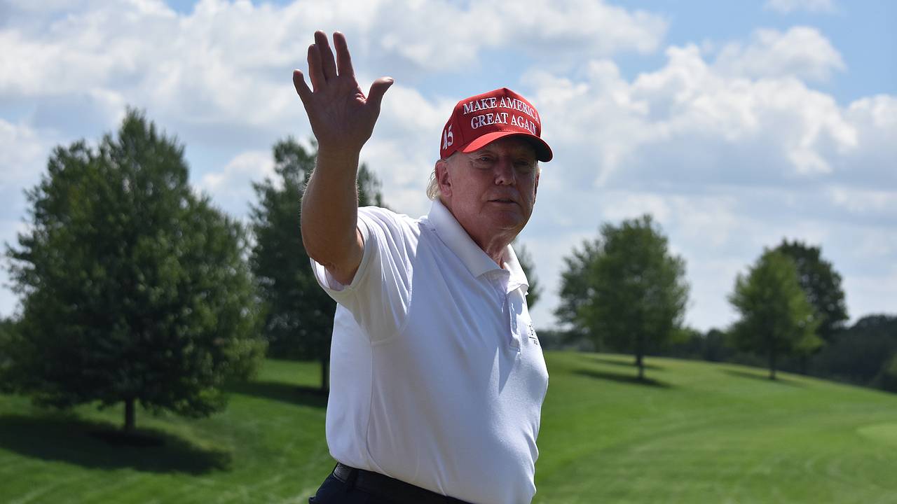 Пропалестинские активисты перекопали поле для гольфа Трампа в знак протеста