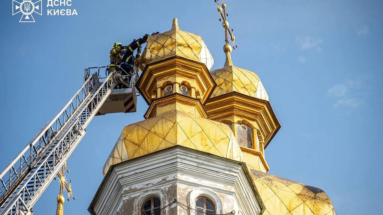 В Киево-Печерской лавре обрушился золотой крест